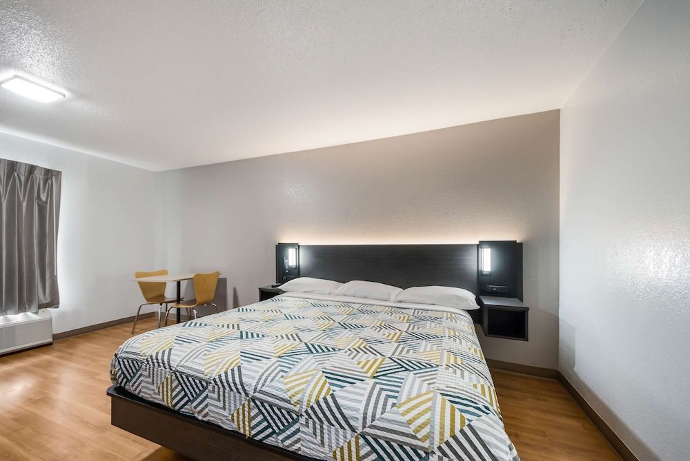 Deluxe Room, 1 King Bed, Non Smoking, Refrigerator & Microwave
