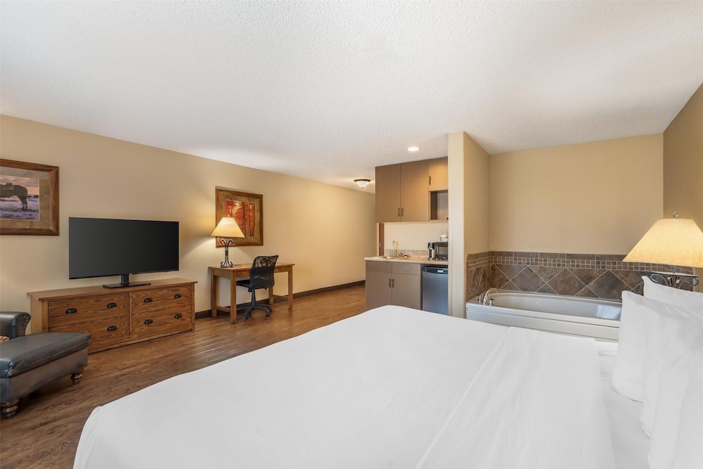 Standard Room, 1 King Bed, Non Smoking, Jetted Tub (Heartland Loft)