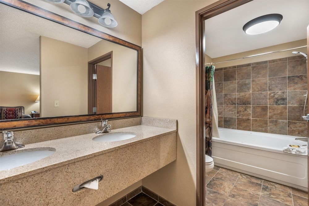 Best Western Plus Kelly Inn & Suites Suite, 1 King Bed with Sofa bed, Non Smoking, Jetted Tub (with Sofabed) 9