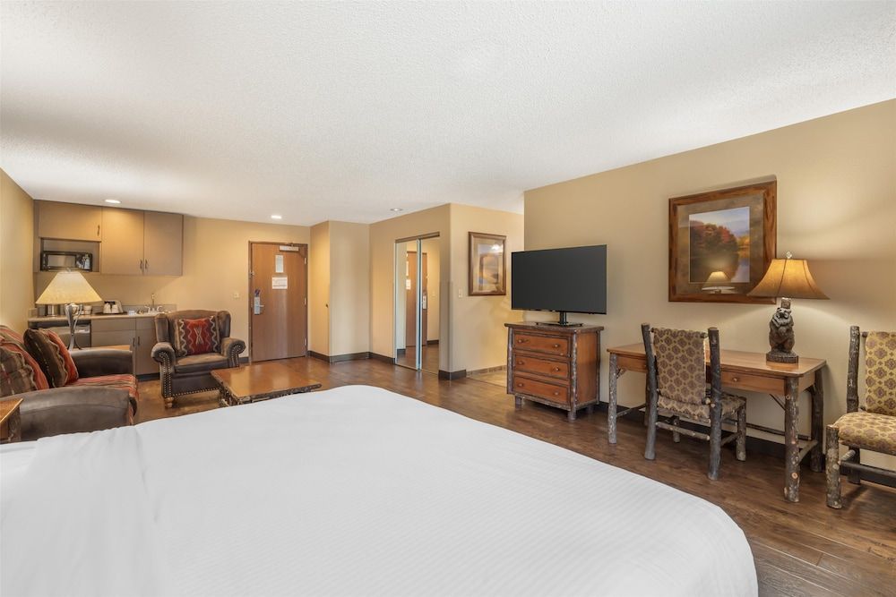 Best Western Plus Kelly Inn & Suites Suite, 1 King Bed with Sofa bed, Non Smoking, Jetted Tub (with Sofabed) 6