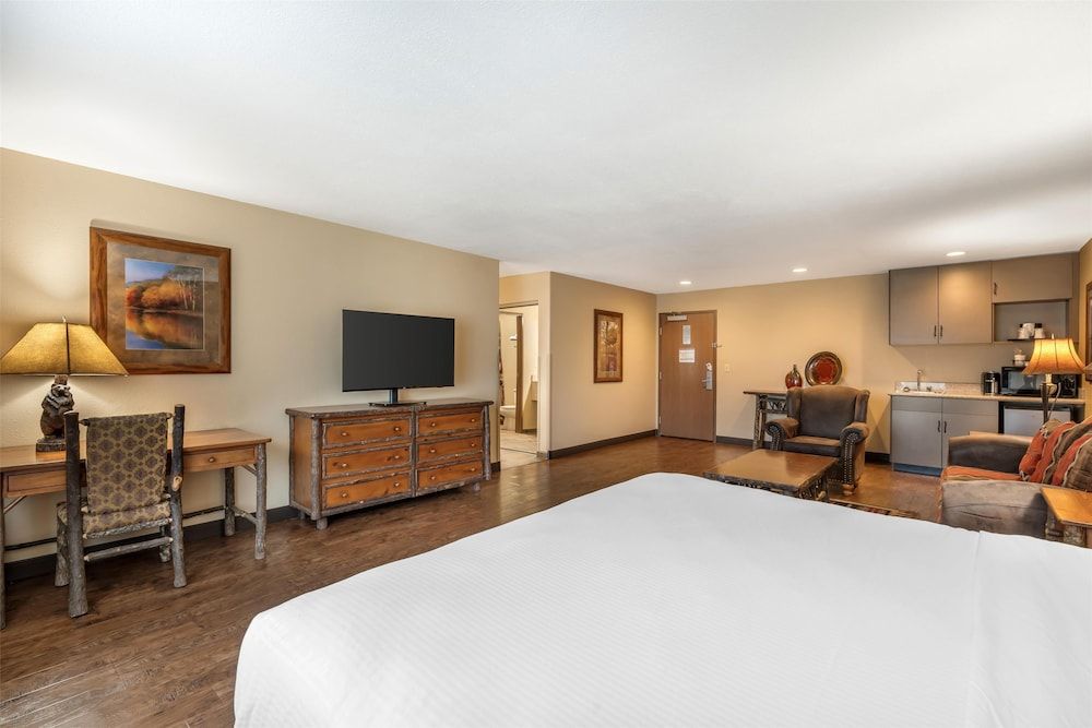 Best Western Plus Kelly Inn & Suites Suite, 1 King Bed with Sofa bed, Non Smoking, Jetted Tub (with Sofabed) 3