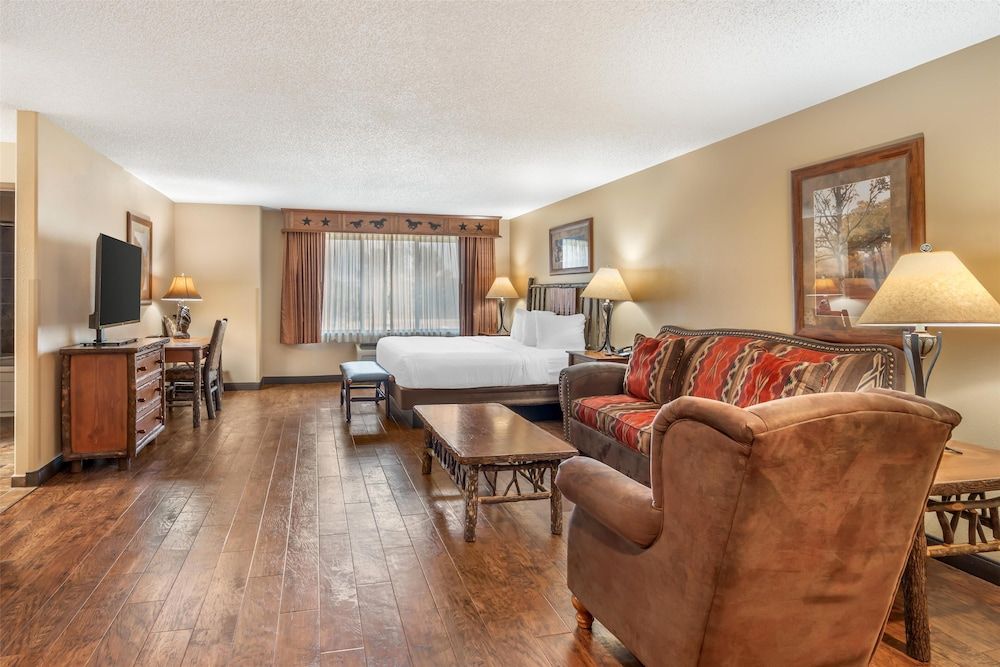 Best Western Plus Kelly Inn & Suites Suite, 1 King Bed with Sofa bed, Non Smoking, Jetted Tub (with Sofabed) 4