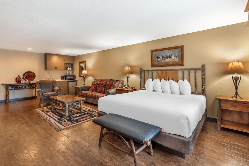 Best Western Plus Kelly Inn & Suites Suite, 1 King Bed with Sofa bed, Non Smoking, Jetted Tub (with Sofabed) 2