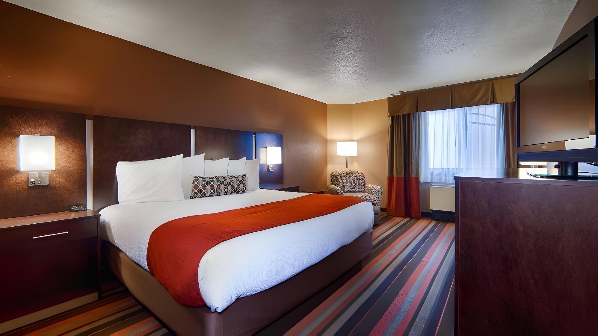 Accessibility - 1 King Bed, Roll-in Shower, Nonsmoking