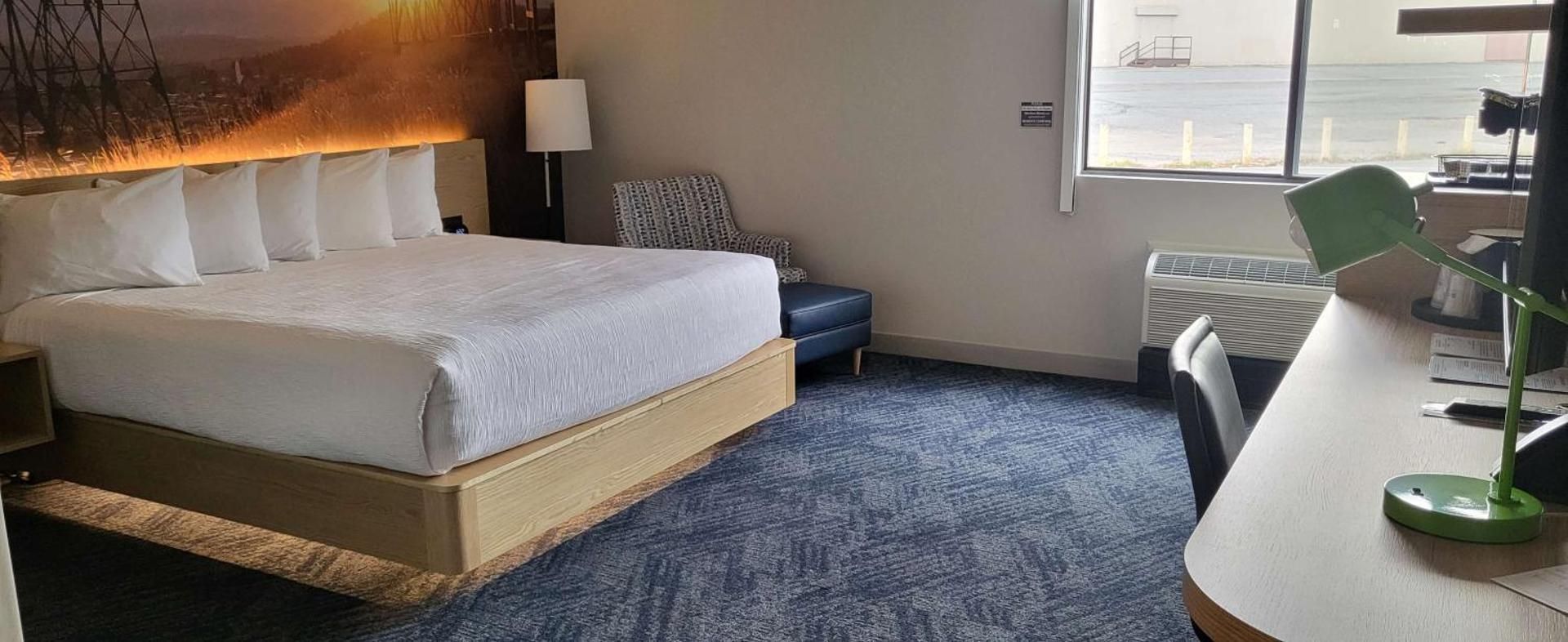 King Room with Roll-In Shower - Mobility Access