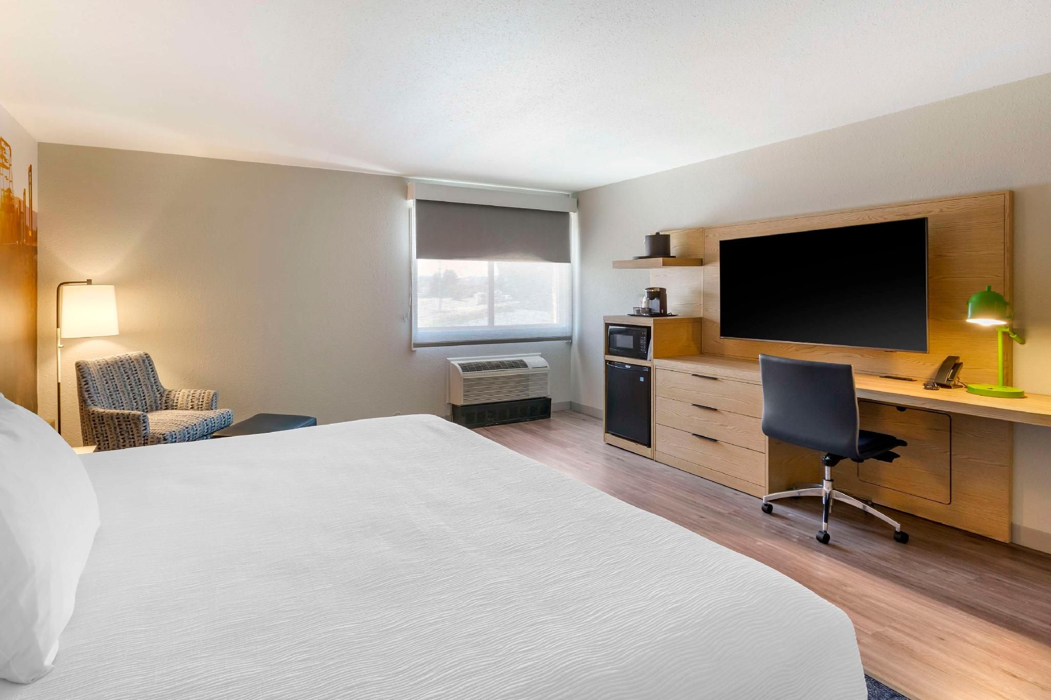 1 King Bed, Nonsmoking, Shower Only, No Pets Allowed
