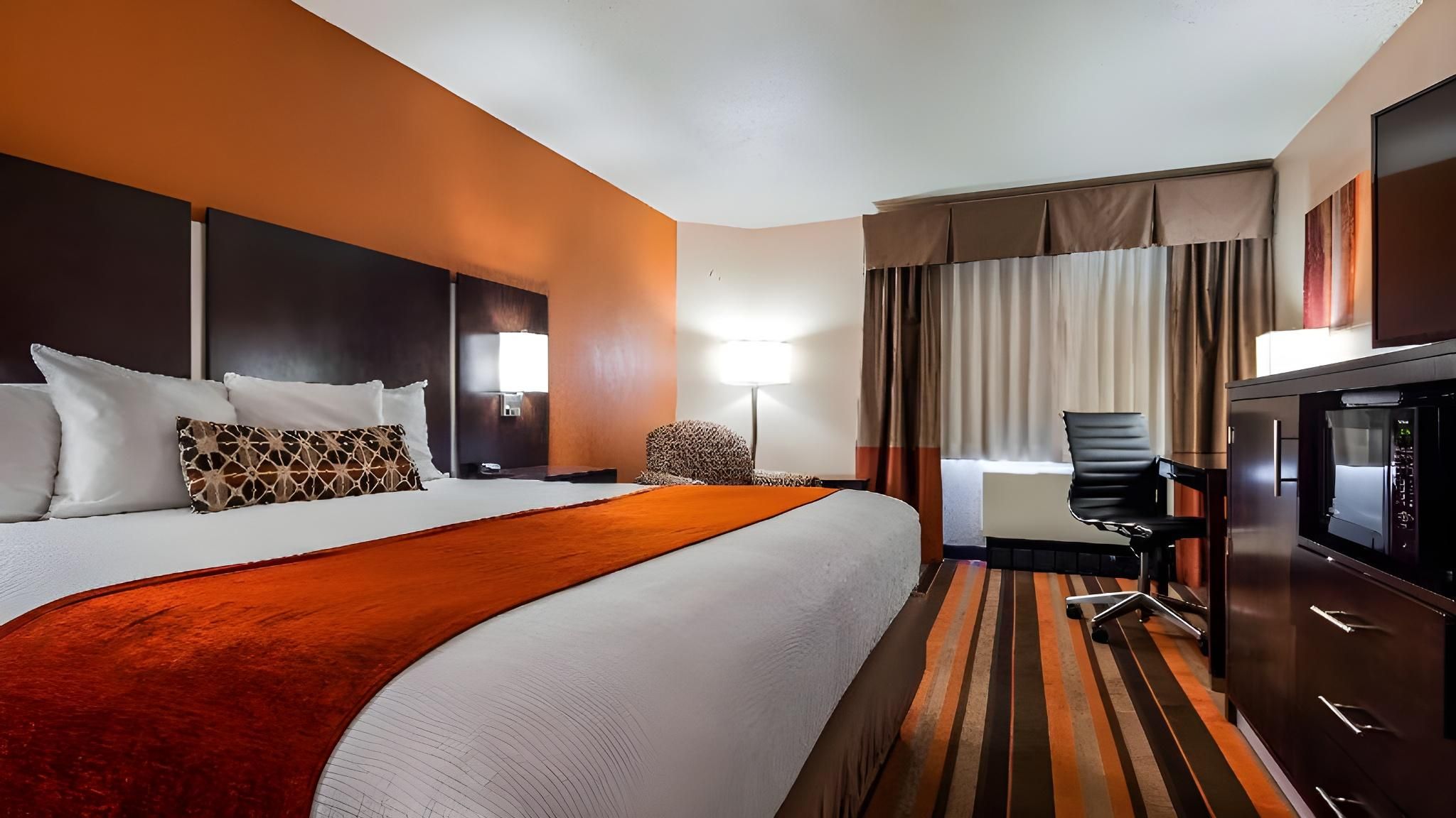 Accessibility - 1 King Bed, Roll-in Shower, Nonsmoking