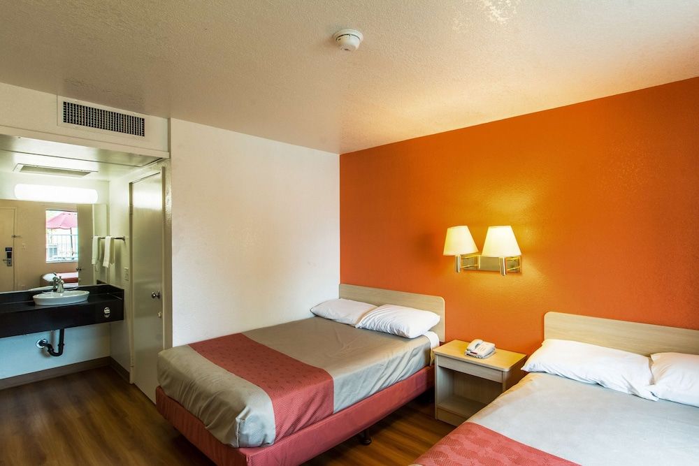 Motel 6 Redding, CA - North Deluxe Room, 2 Double Beds, Non Smoking, Refrigerator & Microwave 3