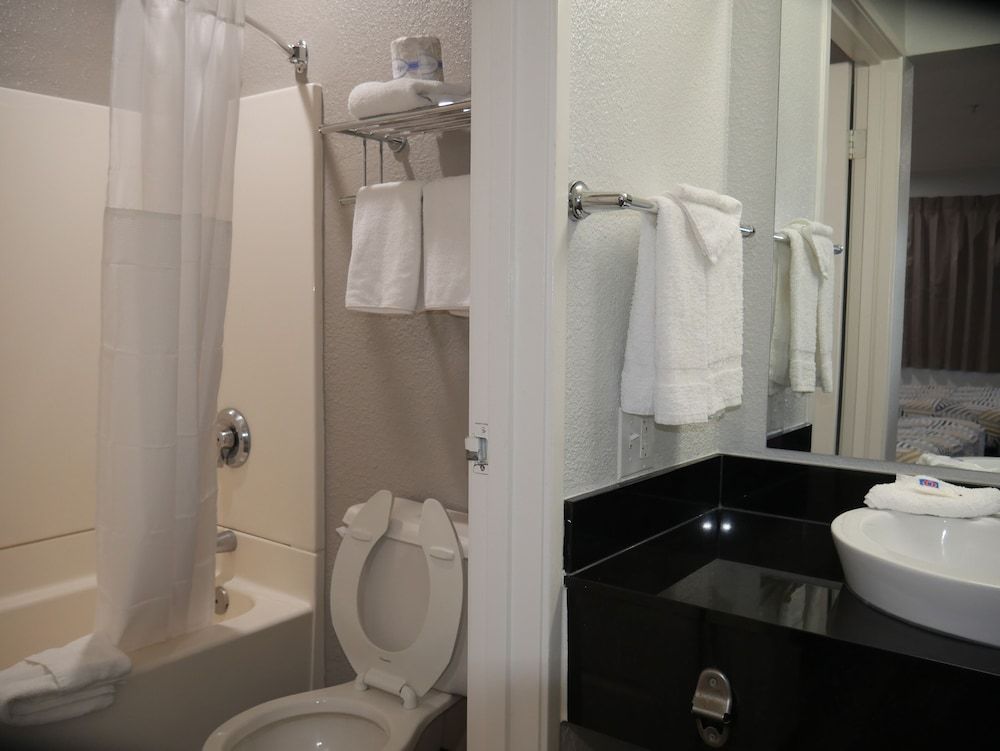 Motel 6 Tacoma, WA - South Deluxe Room, 2 Queen Beds, Non Smoking, Refrigerator & Microwave 7