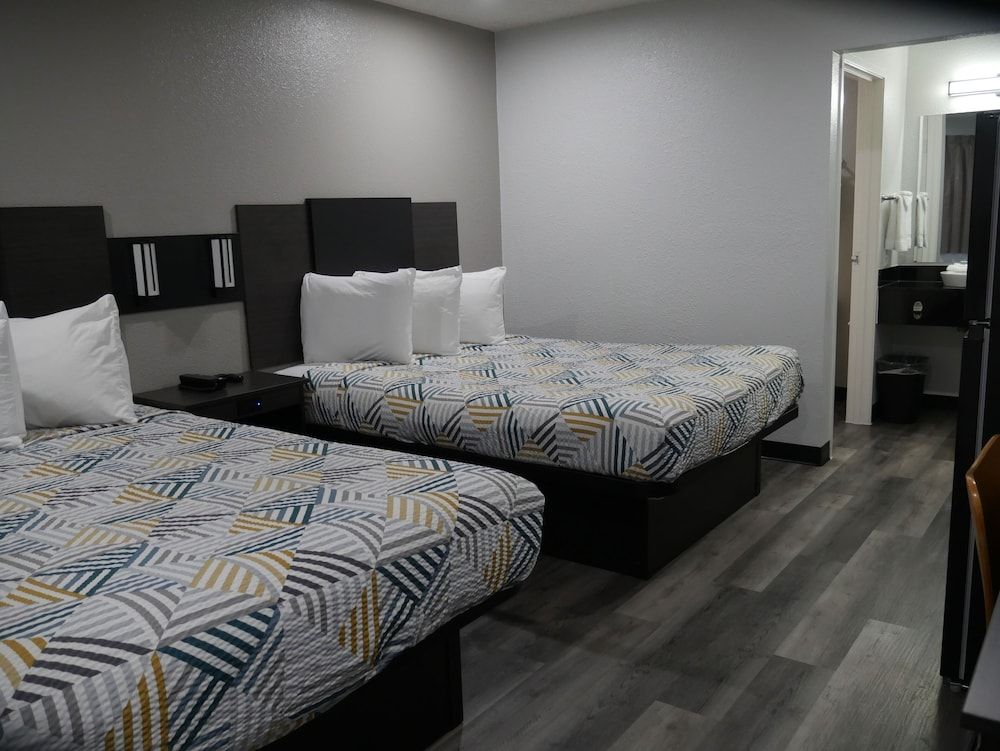 Motel 6 Tacoma, WA - South Deluxe Room, 2 Queen Beds, Non Smoking, Refrigerator & Microwave