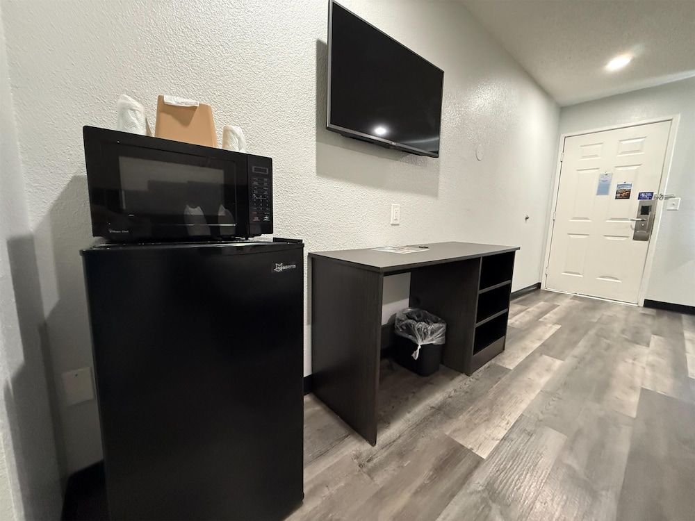 Motel 6 Tacoma, WA - South Deluxe Room, 2 Queen Beds, Non Smoking, Refrigerator & Microwave 12