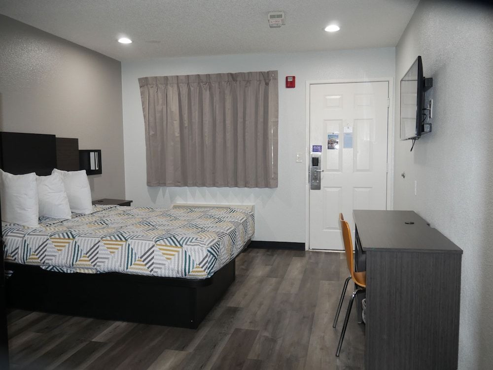 Motel 6 Tacoma, WA - South Deluxe Room, 1 Queen Bed, Non Smoking, Refrigerator & Microwave