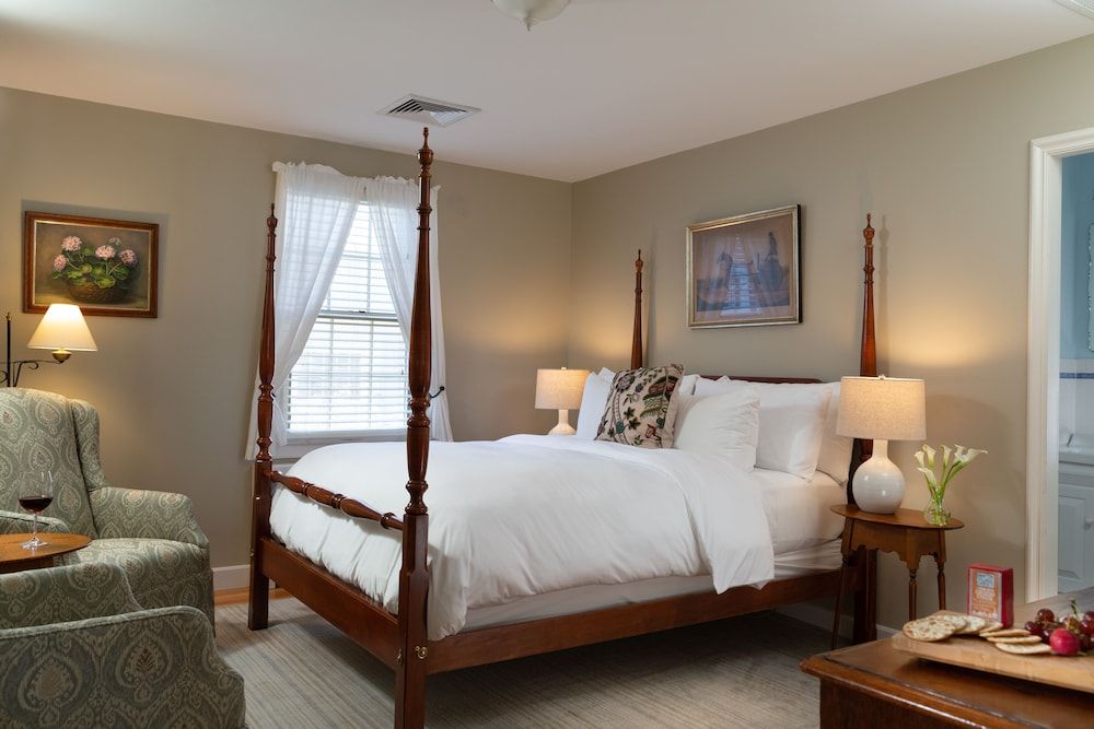 Village Room, 1 Queen Bed