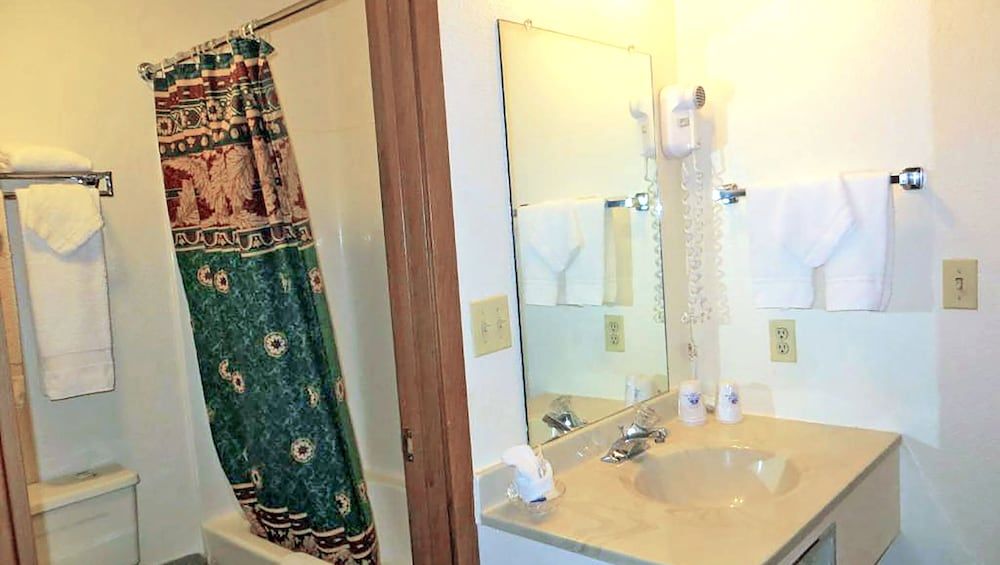 Big Horn Lodge Standard Room, 2 Queen Beds, Refrigerator & Microwave (2 Queen Beds Mountain View Nonsmoking) 4