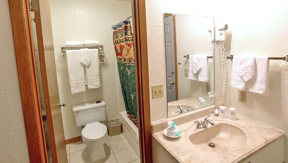 Big Horn Lodge Standard Room, 2 Queen Beds, Refrigerator & Microwave (2 Queen Beds Mountain View Nonsmoking) 3