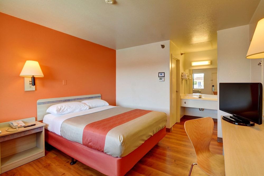 Motel 6 Windsor Locks, CT - Hartford Deluxe Room, 1 Queen Bed, Non Smoking, Refrigerator & Microwave 3
