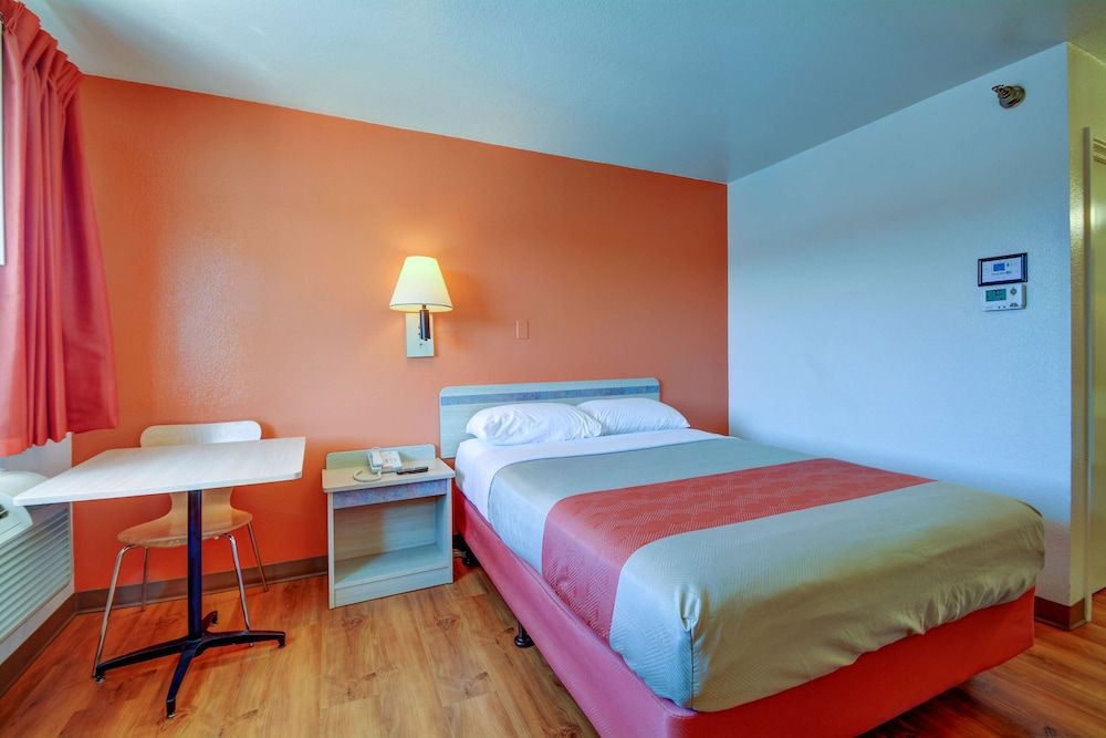 Motel 6 Windsor Locks, CT - Hartford Deluxe Room, 1 Queen Bed, Non Smoking, Refrigerator & Microwave 5
