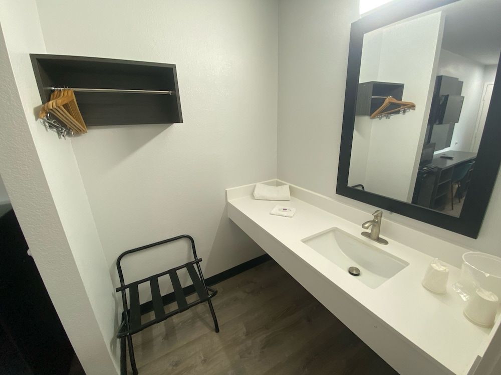 Motel 6 Windsor Locks, CT - Hartford Deluxe Room, 1 Queen Bed, Non Smoking, Refrigerator & Microwave 14