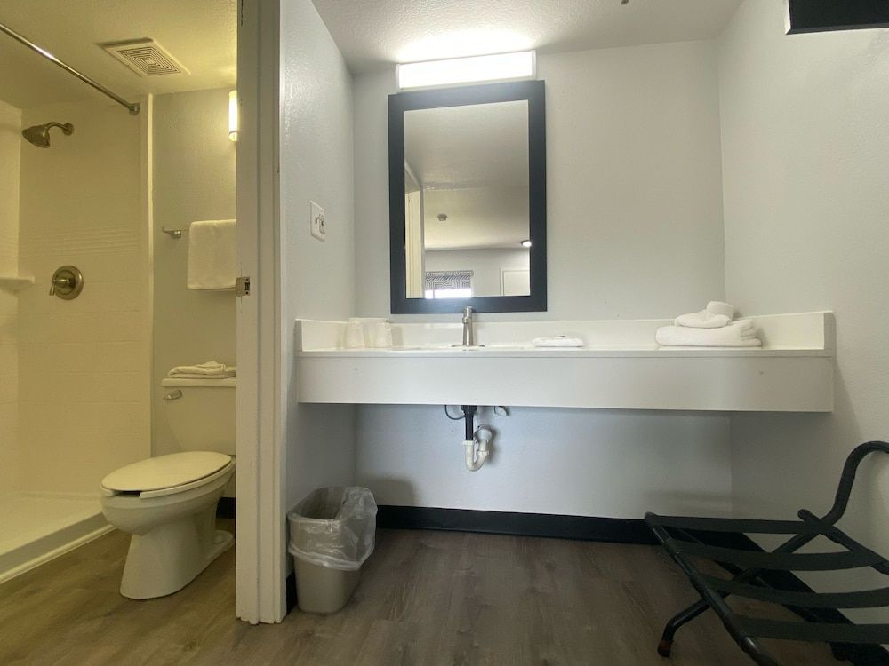 Motel 6 Windsor Locks, CT - Hartford Deluxe Room, 1 Queen Bed, Non Smoking, Refrigerator & Microwave 12