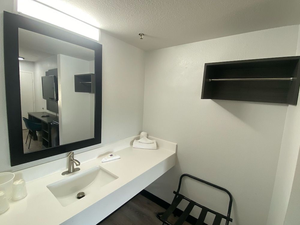 Motel 6 Windsor Locks, CT - Hartford Deluxe Room, 1 Queen Bed, Non Smoking, Refrigerator & Microwave 13