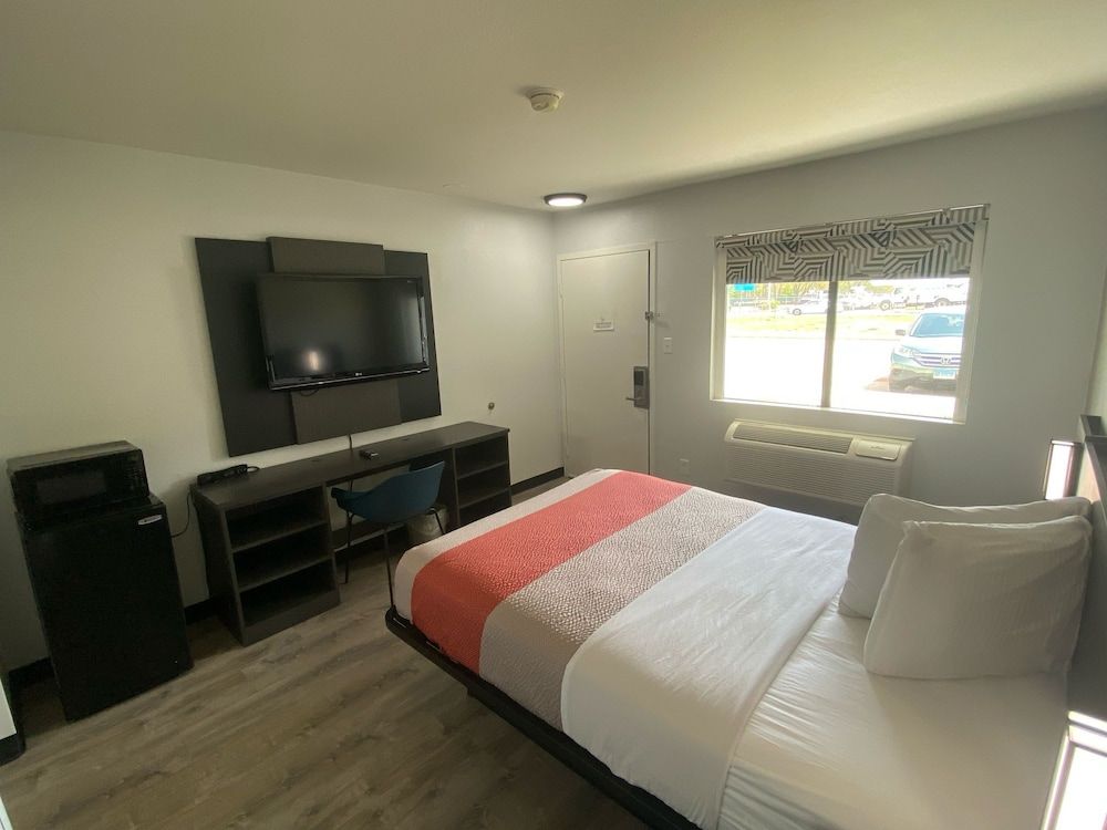 Motel 6 Windsor Locks, CT - Hartford Deluxe Room, 1 Queen Bed, Non Smoking, Refrigerator & Microwave 6