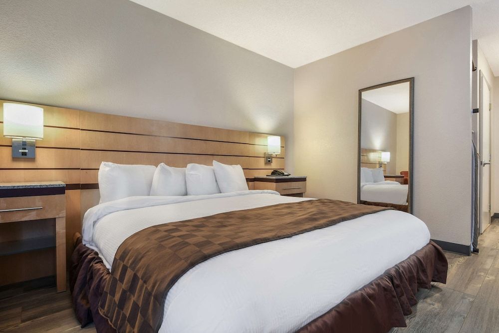 SureStay Plus Hotel by Best Western Tarboro Standard Room, 1 Queen Bed, Accessible, Bathtub 2