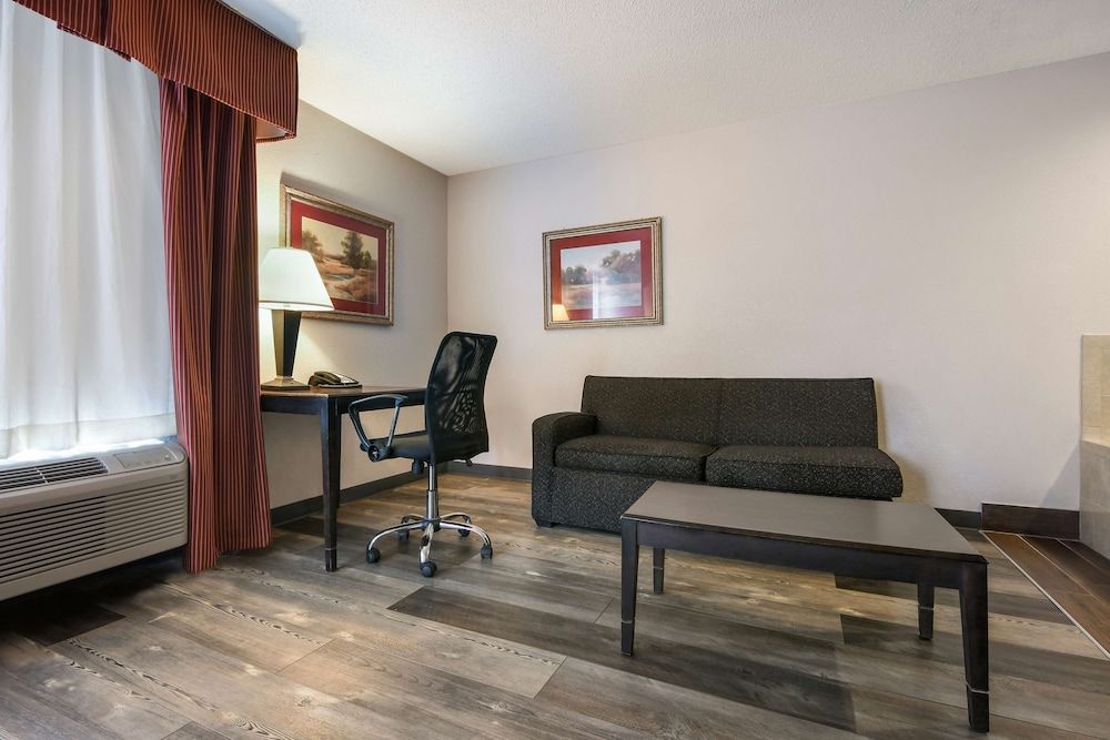 SureStay Plus Hotel by Best Western Tarboro Executive Suite, 1 King Bed, Non Smoking, Jetted Tub (with Sofabed) 4