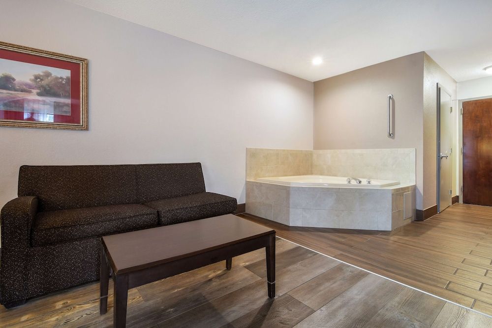 SureStay Plus Hotel by Best Western Tarboro Executive Suite, 1 King Bed, Non Smoking, Jetted Tub (with Sofabed) 3