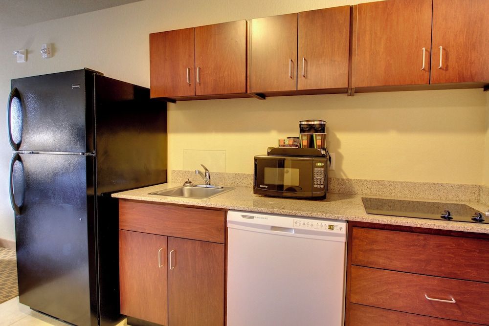 Cobblestone Hotel & Suites - Newton Room, 1 King Bed with Sofa bed, Accessible, Non Smoking (Tub and Bench Seat) 4