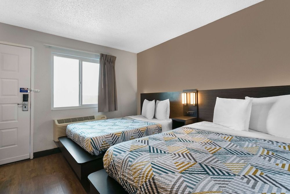 Motel 6 Merced, CA - North Deluxe Room, 2 Double Beds, Smoking, Refrigerator & Microwave 3