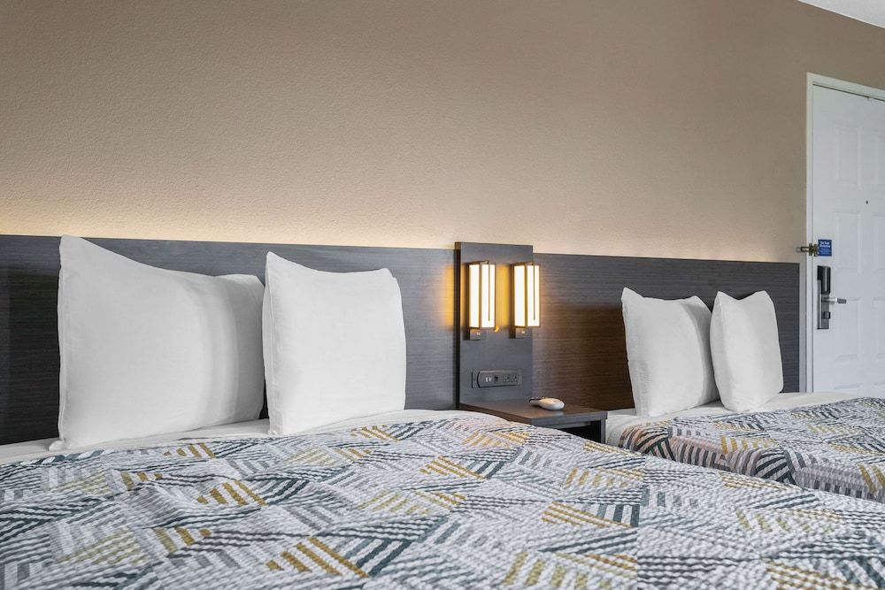 Motel 6 Merced, CA - North Deluxe Room, 2 Double Beds, Smoking, Refrigerator & Microwave 4