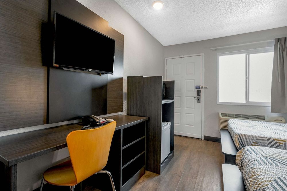 Motel 6 Merced, CA - North Deluxe Room, 2 Double Beds, Smoking, Refrigerator & Microwave 8