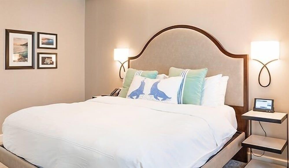 Hotel Atwater Room, 1 King Bed (ADA) 2