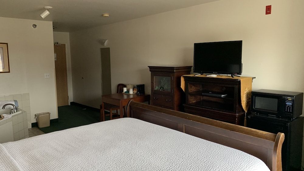 Fairbridge Inn & Suites, Miles City Deluxe Studio, 1 King Bed, Jetted Tub 6