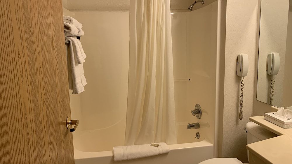 Fairbridge Inn & Suites, Miles City Deluxe Studio, 1 King Bed, Jetted Tub 4