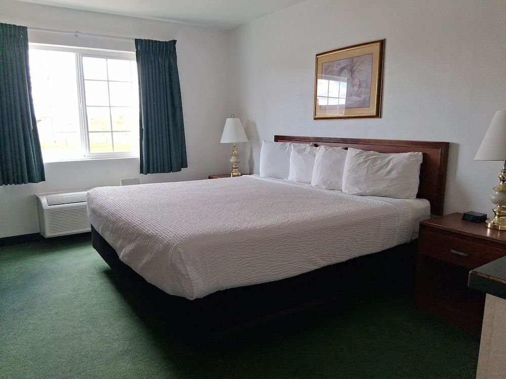 Fairbridge Inn & Suites, Miles City Standard Room, 1 King Bed, Accessible 3