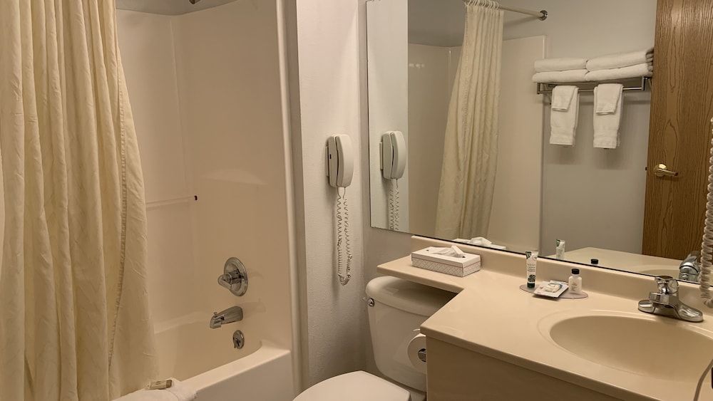 Fairbridge Inn & Suites, Miles City Deluxe Studio, 1 King Bed, Jetted Tub 3