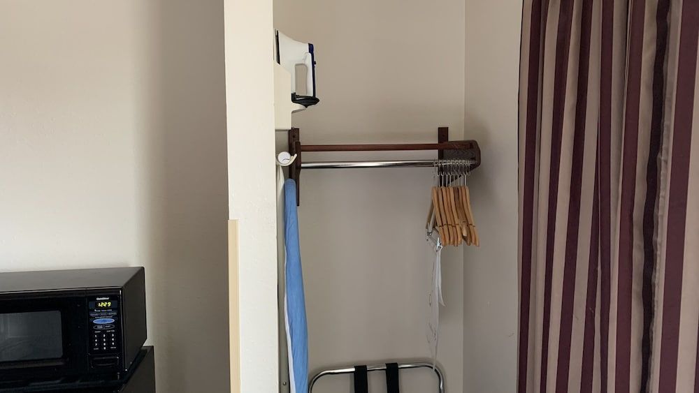 Fairbridge Inn & Suites, Miles City Deluxe Studio, 1 King Bed, Jetted Tub 2