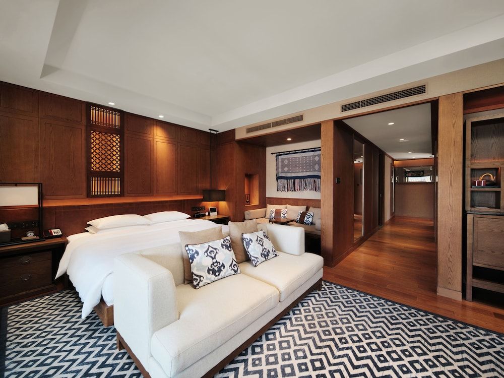 Superior Lakeview King Room