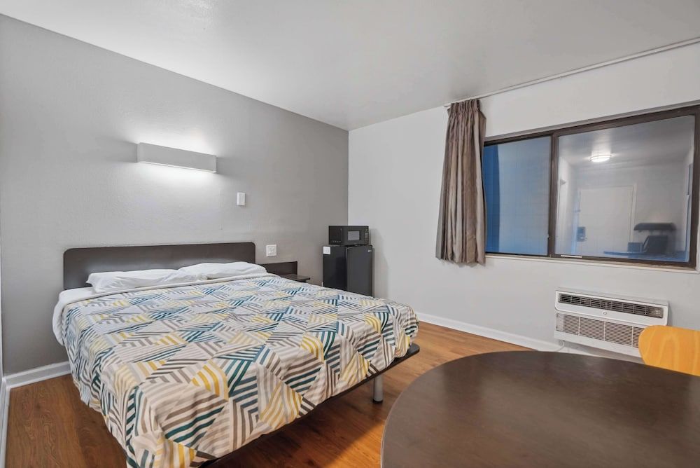 Standard Room, 1 Queen Bed, Accessible, Non Smoking