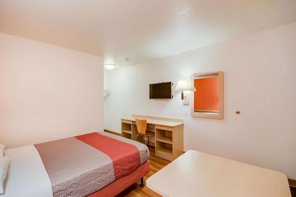 Deluxe Room, 1 Queen Bed, Smoking, Refrigerator & Microwave
