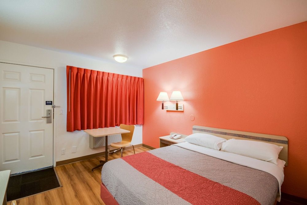 Deluxe Room, 1 Queen Bed, Non Smoking, Refrigerator & Microwave