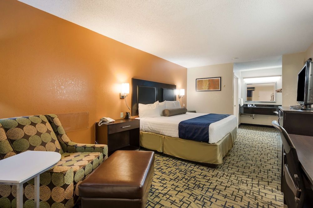 Standard Room, 1 King Bed, Smoking, Refrigerator & Microwave