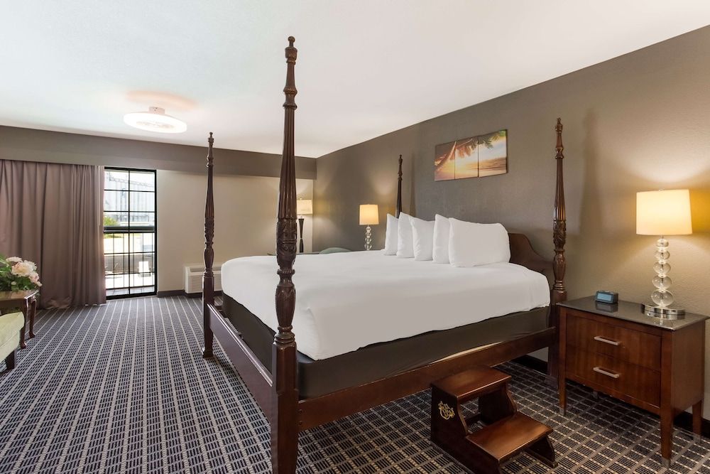 Suite, 1 King Bed, Balcony, Pool View (Four Poster Bed)