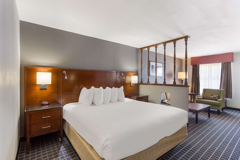 Suite, 1 King Bed, Non Smoking, Refrigerator