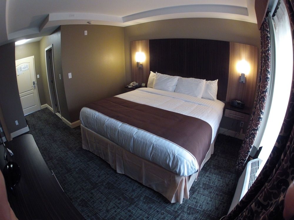 AAshram Hotel by Niagara River Deluxe Room, 1 King Bed 5