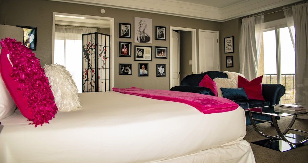 Suite, 1 King Bed, Non Smoking, Balcony