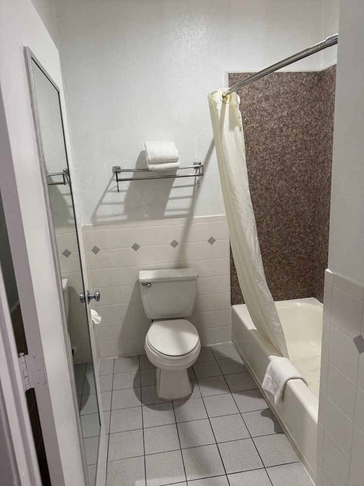 Days Inn by Wyndham Navasota Room, 2 Queen Beds, Smoking 6