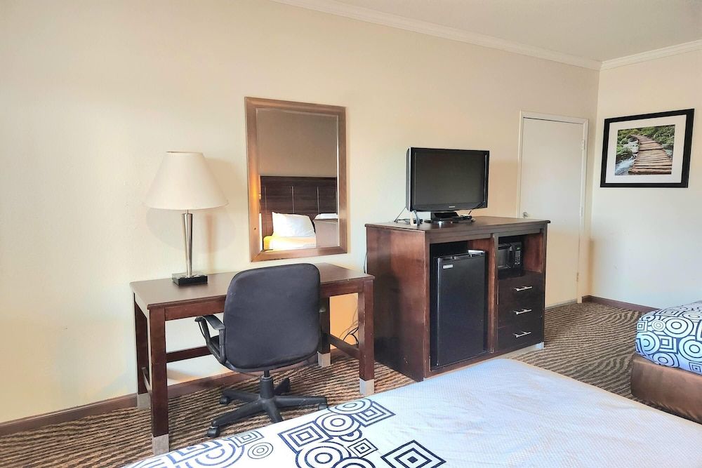 Days Inn by Wyndham Navasota Room, 2 Queen Beds, Smoking 7