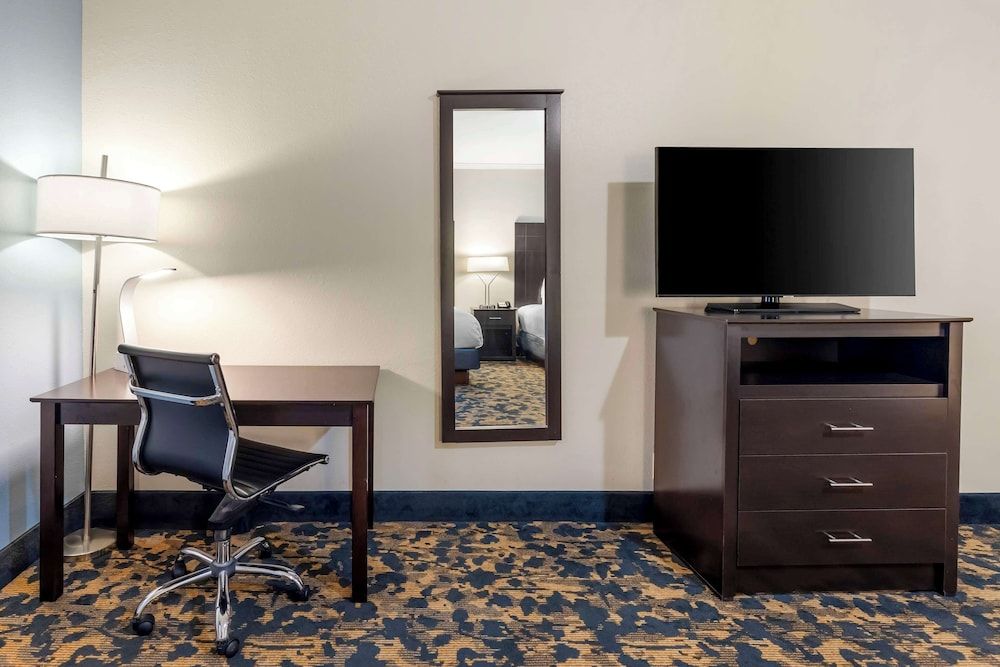 Best Western Brentwood Standard Room, Multiple Beds, Non Smoking, Microwave 4